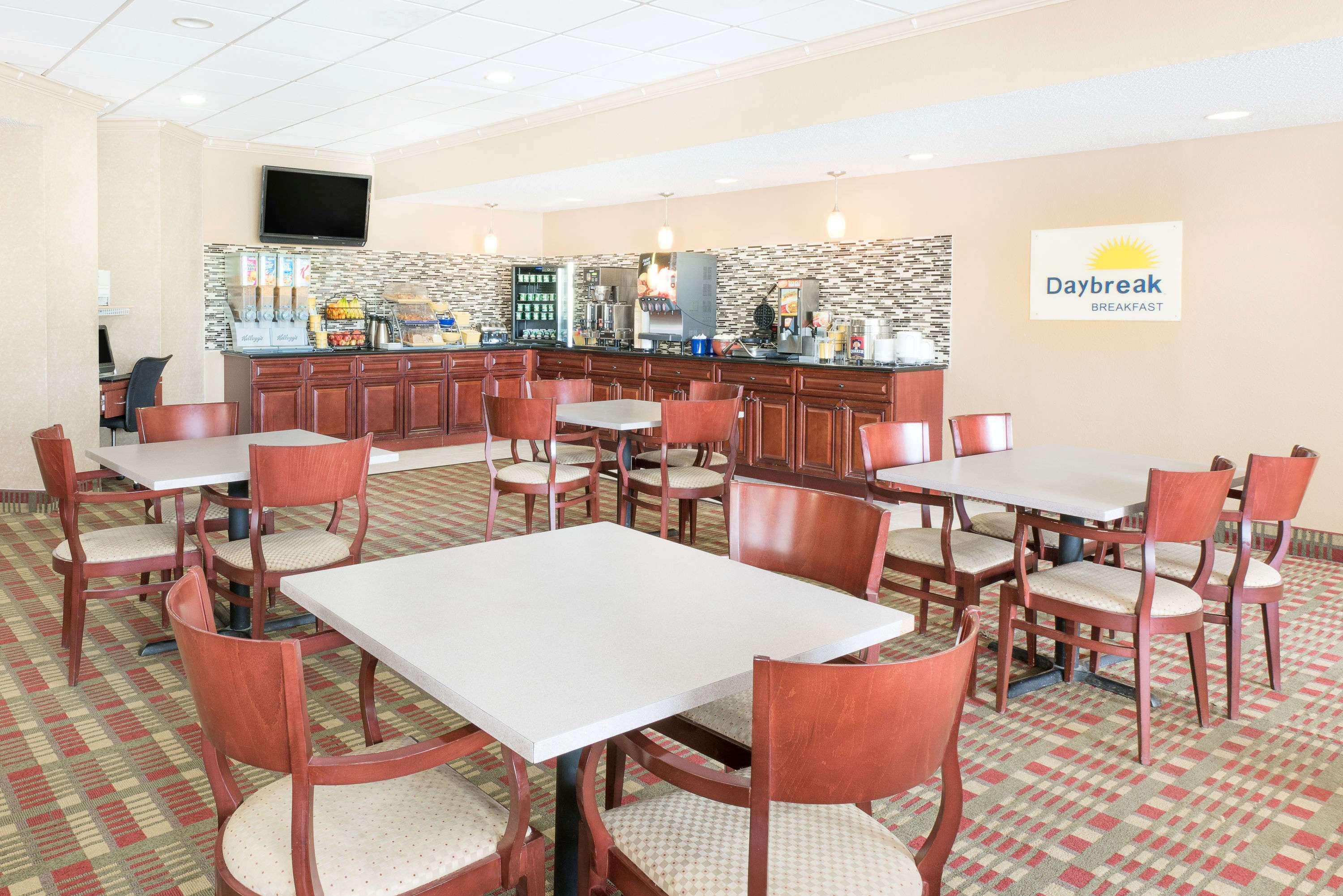 Days Inn & Suites By Wyndham York Exterior photo