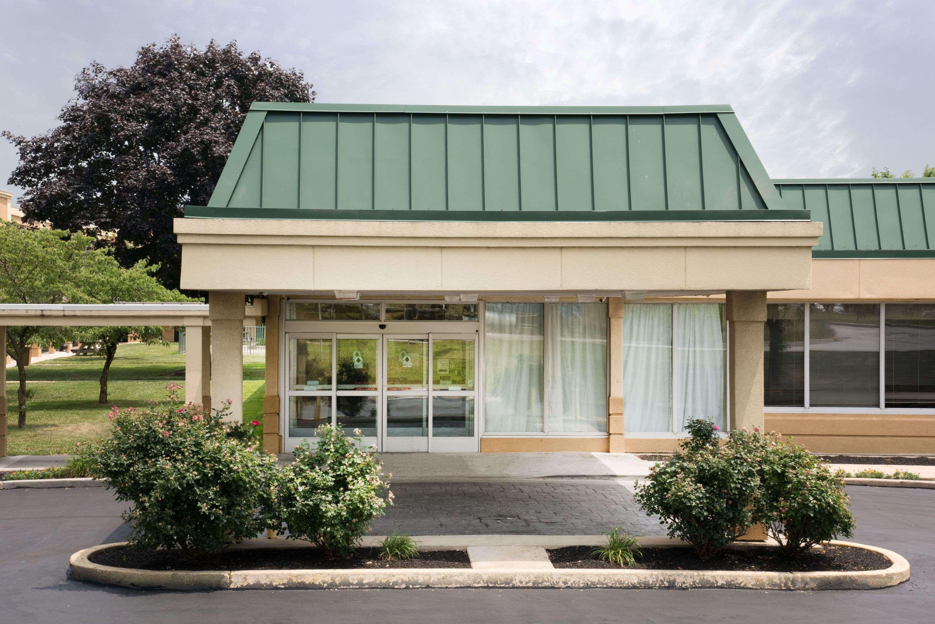Days Inn & Suites By Wyndham York Exterior photo